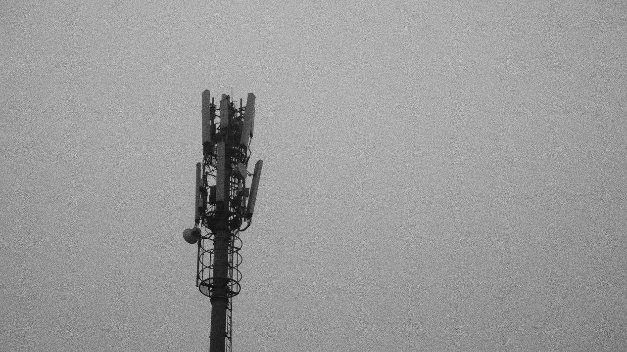 Familia usando móviles